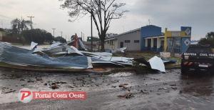 Temporal causa estragos em São Miguel do Iguaçu na madrugada desta segunda-feira