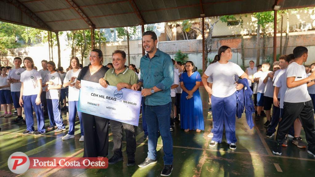 Deputado Batatinha visita escolas em Foz do Iguaçu e entrega R$ 300 mil em recursos