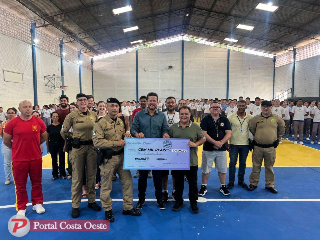 Deputado Batatinha visita escolas em Foz do Iguaçu e entrega R$ 300 mil em recursos