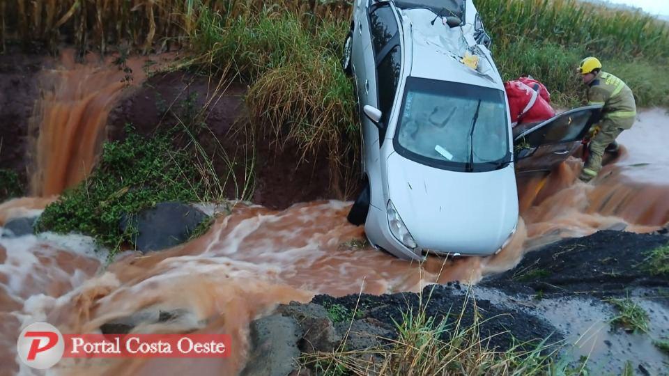 São Miguel: Família é resgatada após carro capotar e cair em córrego na PR-497