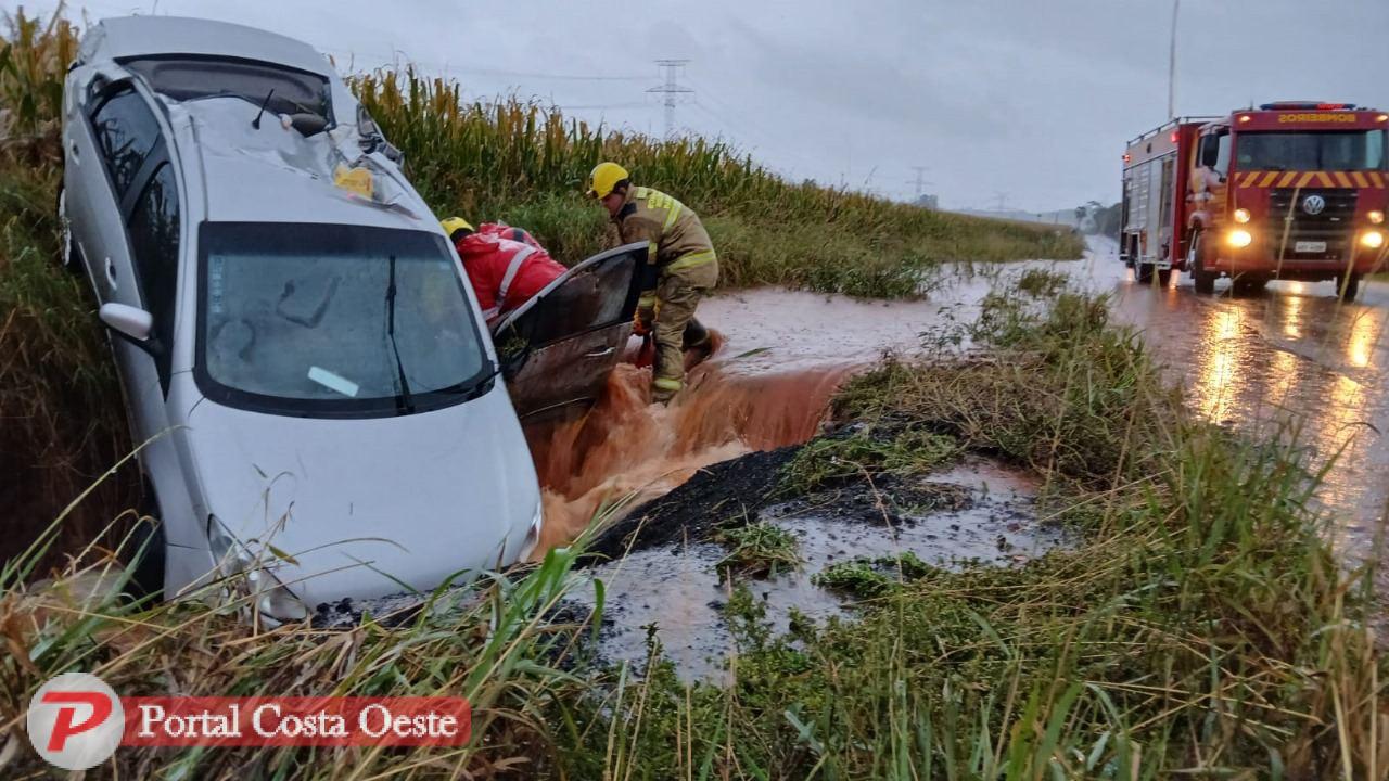 São Miguel: Família é resgatada após carro capotar e cair em córrego na PR-497
