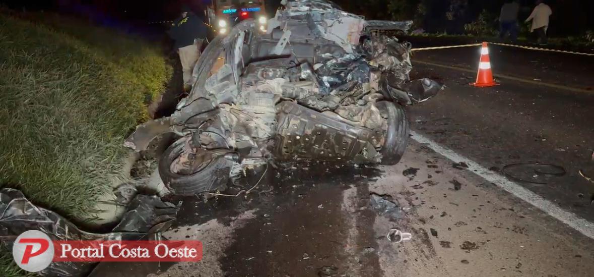 Acidente entre carro e caminhão deixa uma pessoa morta na BR-277