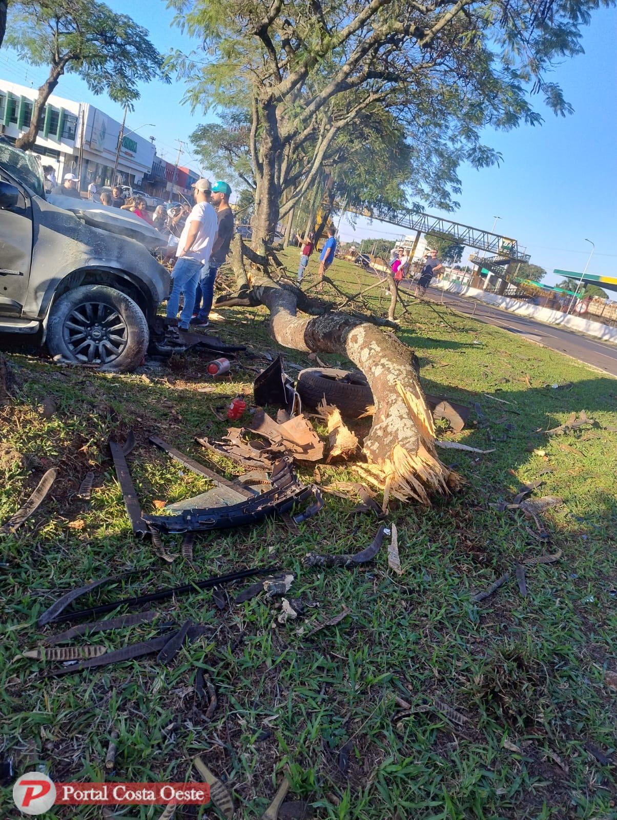 Caminhonete “voa” após lombada e atinge árvore com violência em Santa Terezinha de Itaipu