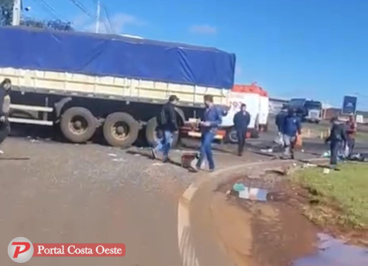Grave acidente entre ônibus e carreta com placas de São Miguel deixa vários feridos em Foz