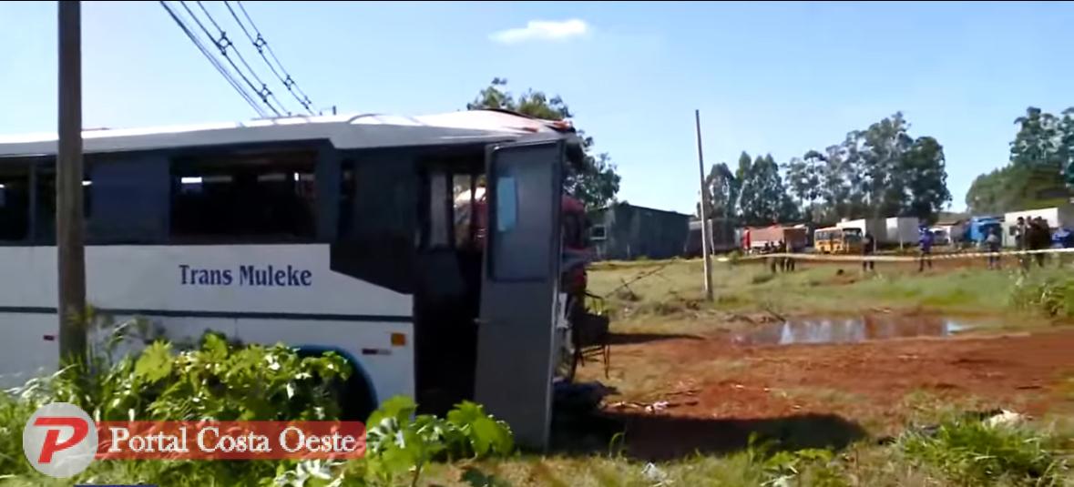 Grave acidente entre ônibus e carreta com placas de São Miguel deixa vários feridos em Foz