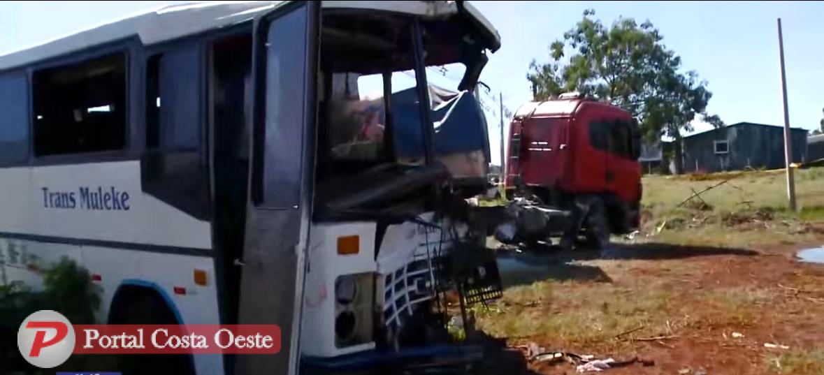 Grave acidente entre ônibus e carreta com placas de São Miguel deixa vários feridos em Foz
