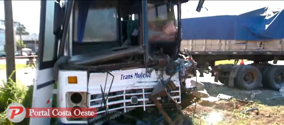 Grave acidente entre ônibus e carreta com placas de São Miguel deixa vários feridos em Foz
