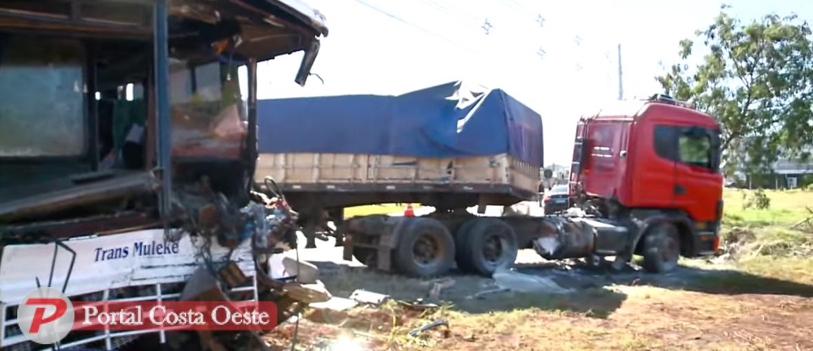Grave acidente entre ônibus e carreta com placas de São Miguel deixa vários feridos em Foz