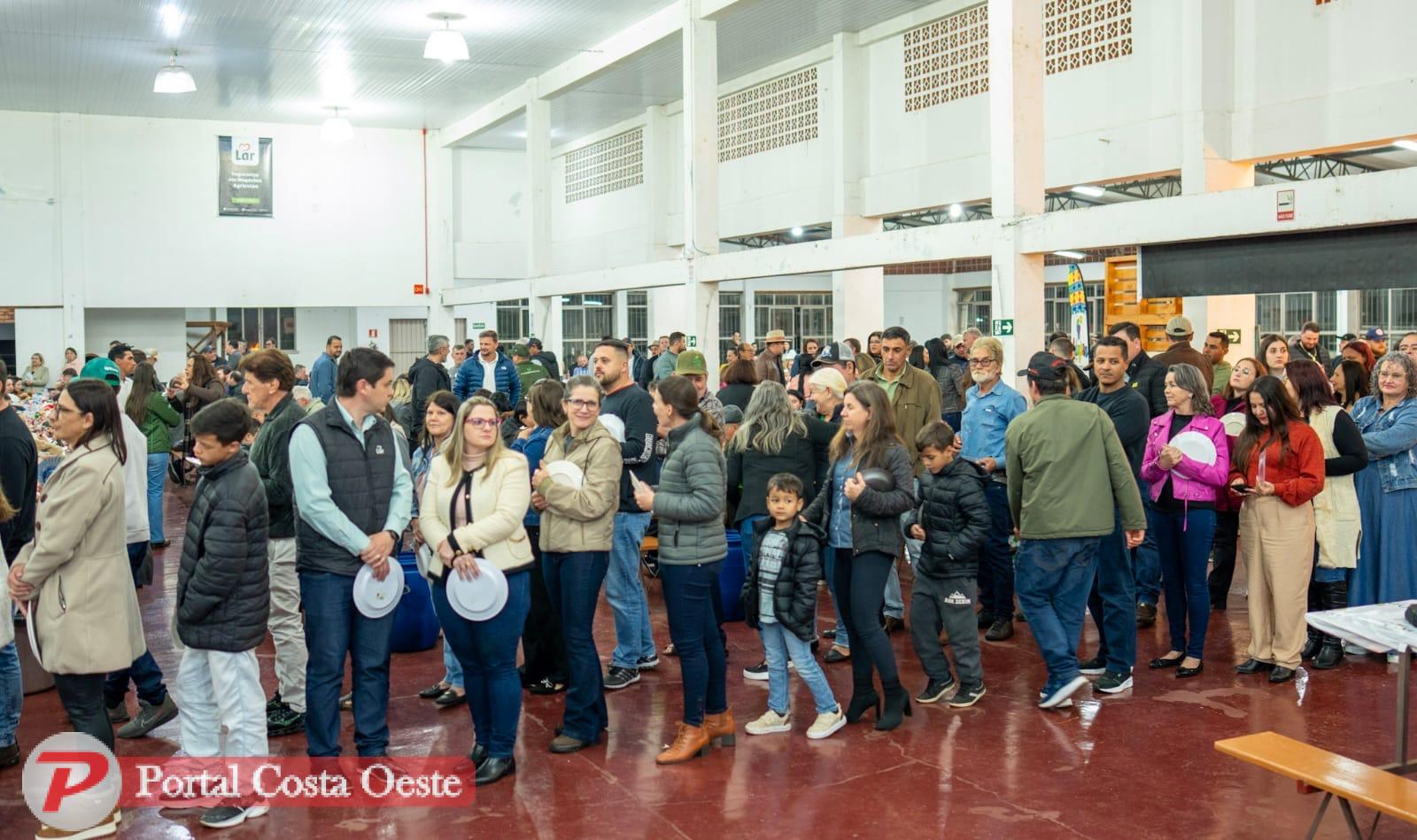 Santa Terezinha de Itaipu celebra oficialmente o Dia do Agricultor com festa e homenagens