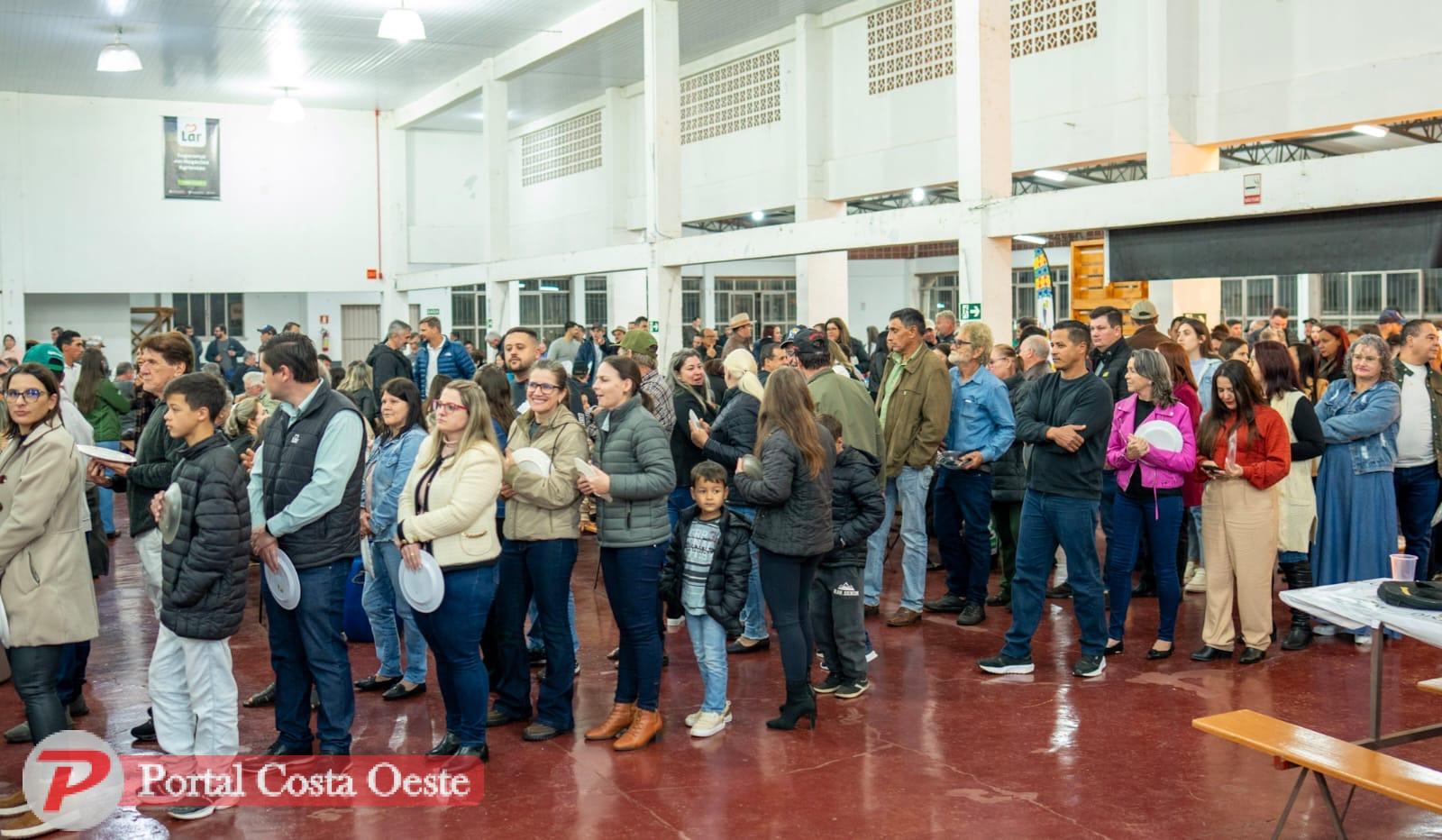 Santa Terezinha de Itaipu celebra oficialmente o Dia do Agricultor com festa e homenagens