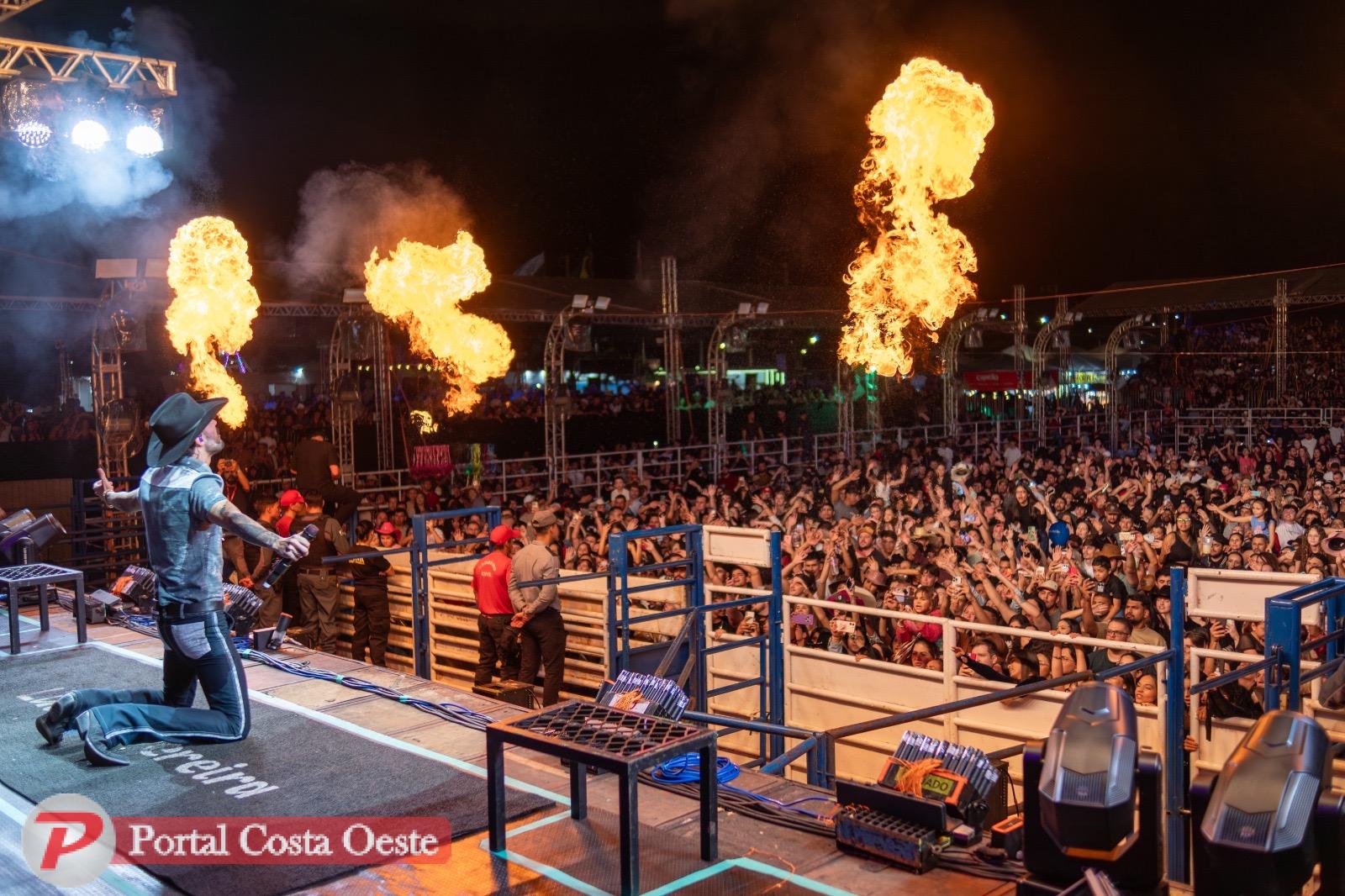 Evento reúne mais de 15 mil pessoas na abertura com show de Luan Pereira e montarias narradas por Marco Brasil