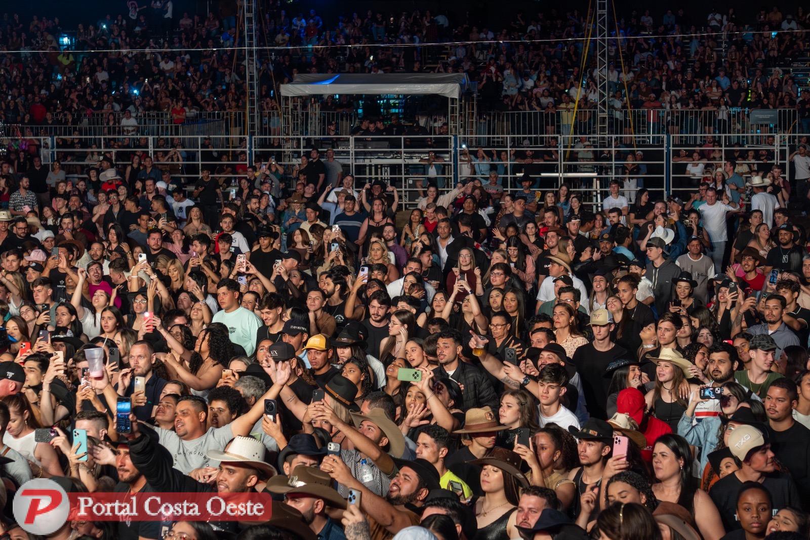 Evento reúne mais de 15 mil pessoas na abertura com show de Luan Pereira e montarias narradas por Marco Brasil