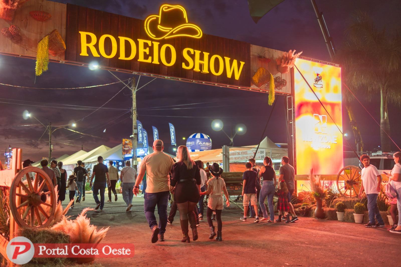 Evento reúne mais de 15 mil pessoas na abertura com show de Luan Pereira e montarias narradas por Marco Brasil