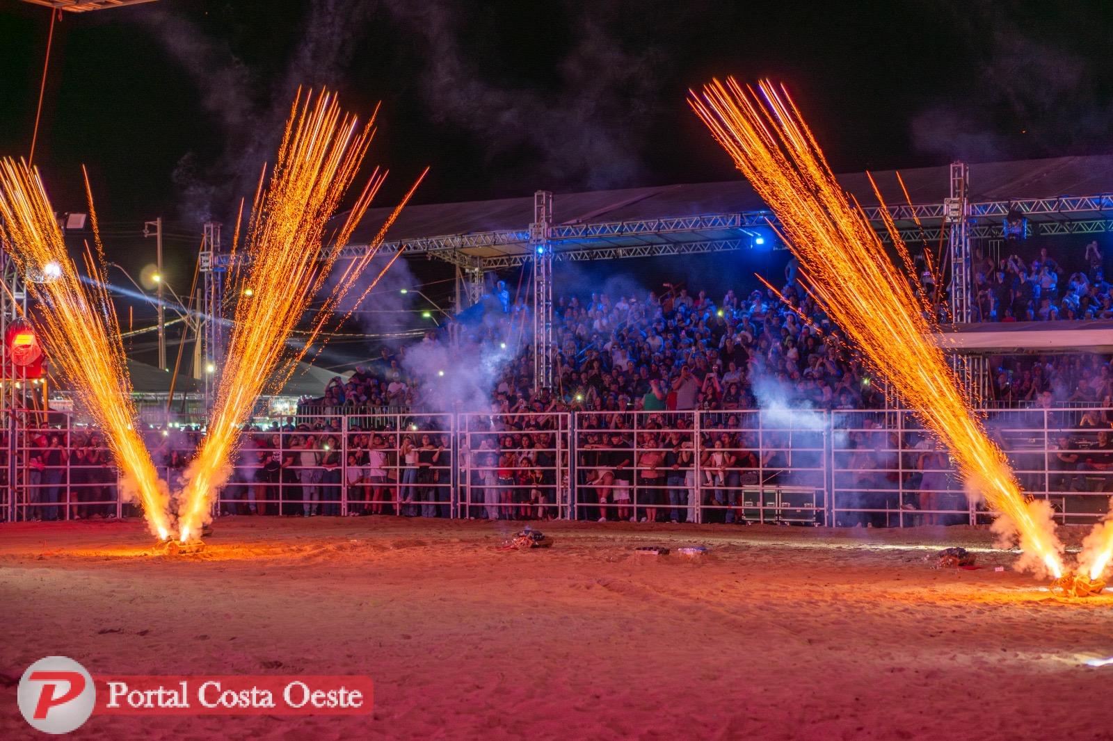 Evento reúne mais de 15 mil pessoas na abertura com show de Luan Pereira e montarias narradas por Marco Brasil