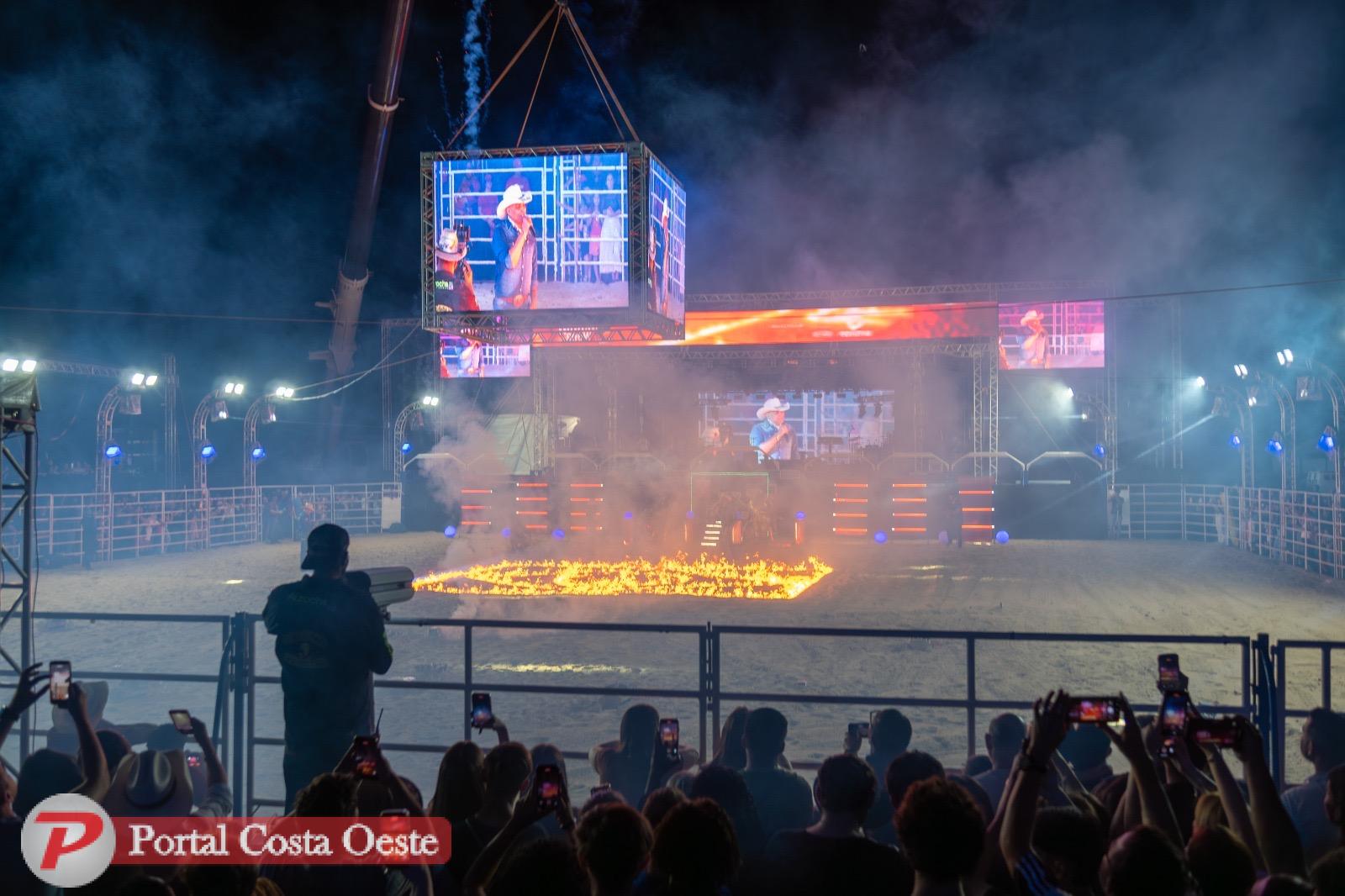 Evento reúne mais de 15 mil pessoas na abertura com show de Luan Pereira e montarias narradas por Marco Brasil
