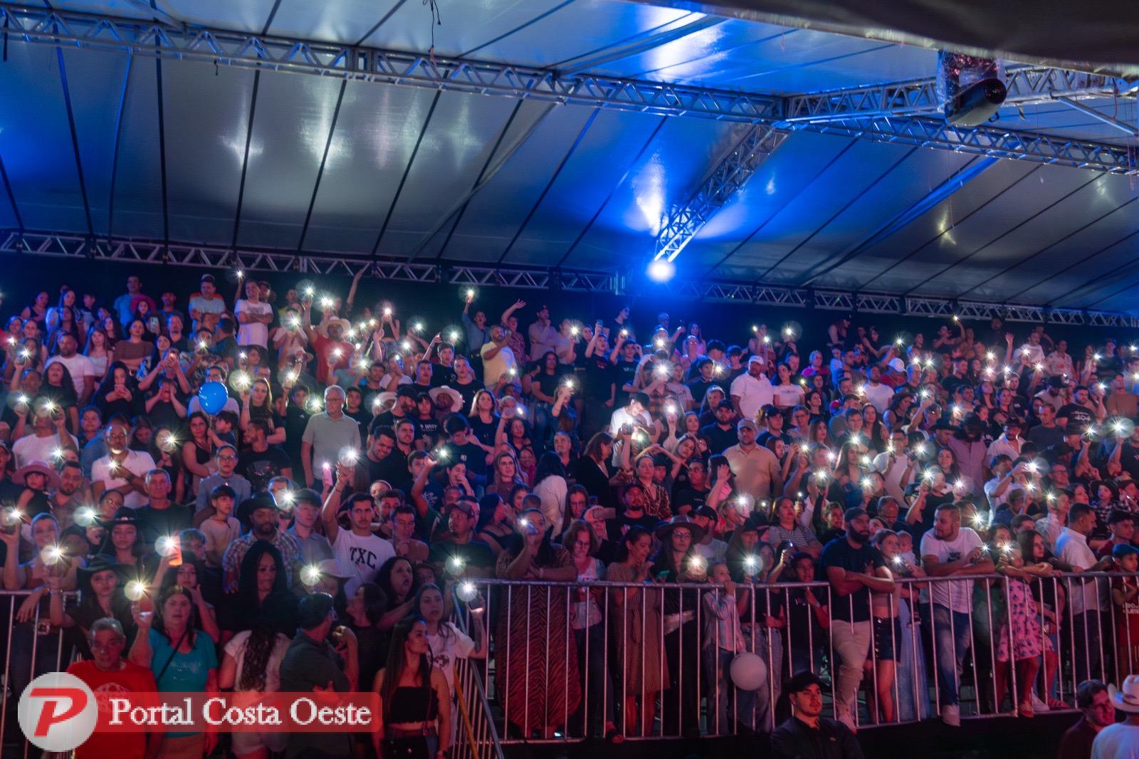 Evento reúne mais de 15 mil pessoas na abertura com show de Luan Pereira e montarias narradas por Marco Brasil