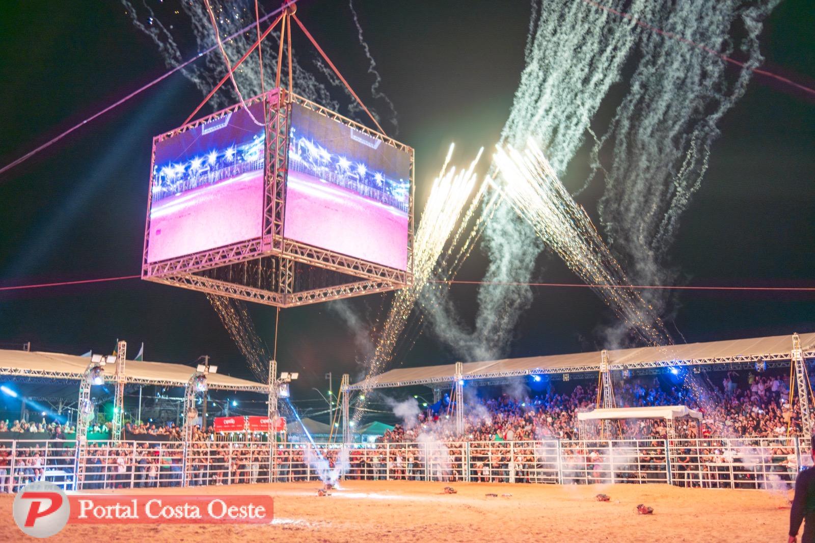 Evento reúne mais de 15 mil pessoas na abertura com show de Luan Pereira e montarias narradas por Marco Brasil