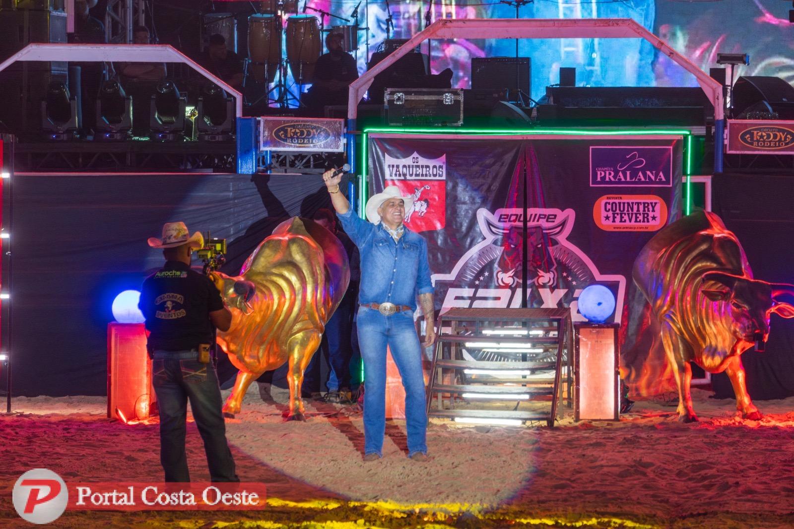 Evento reúne mais de 15 mil pessoas na abertura com show de Luan Pereira e montarias narradas por Marco Brasil