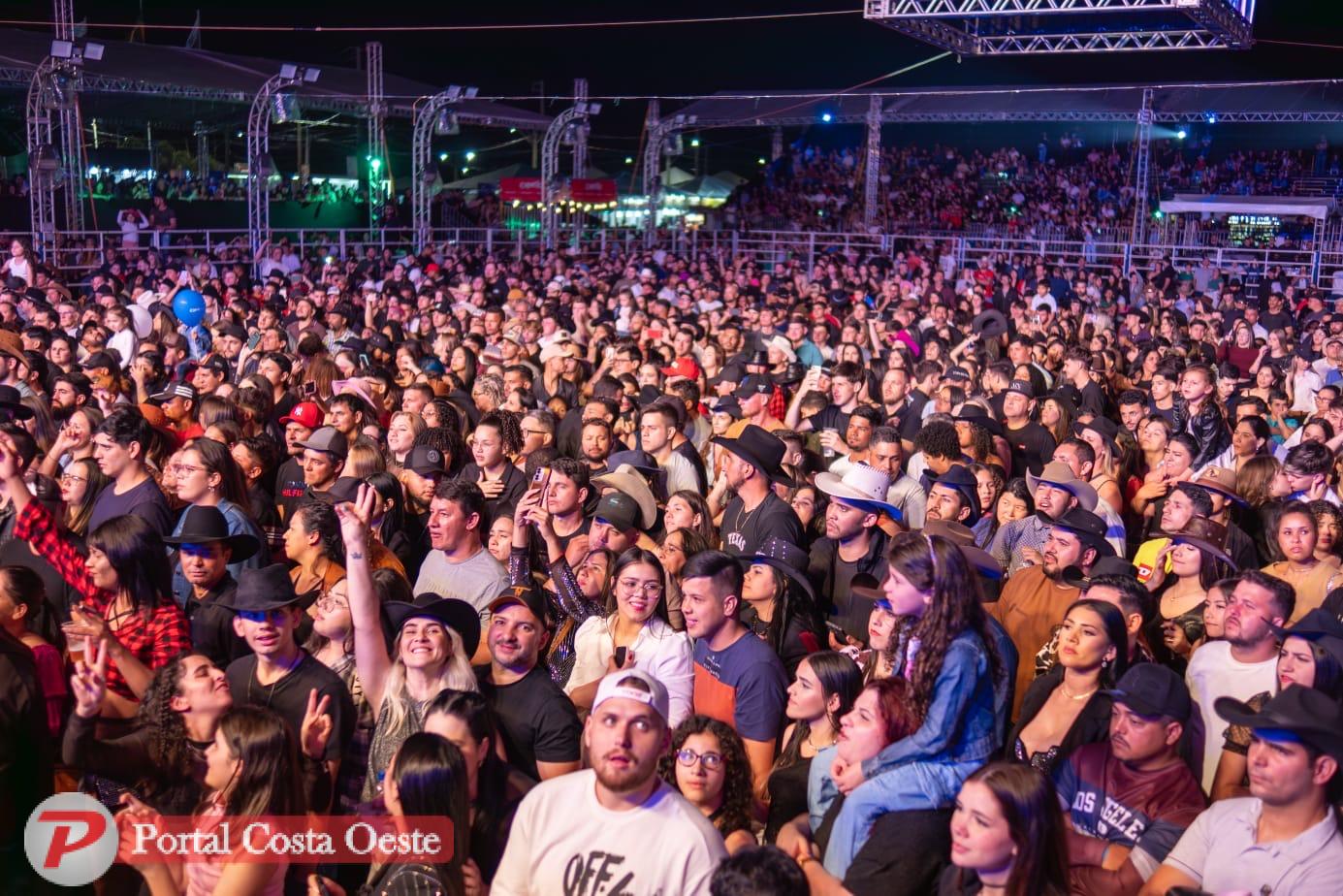 Montarias, música e emoção: Rodeio Show de Santa Terezinha atrai 90 mil pessoas em quatro dias de festa