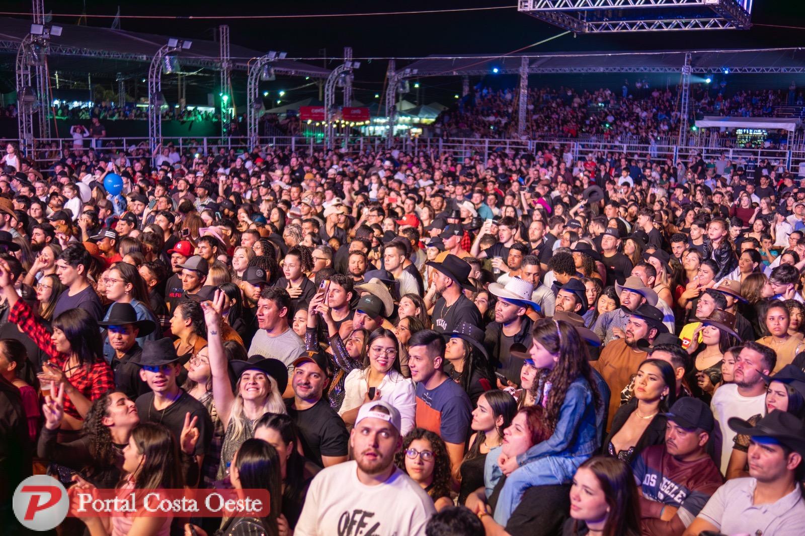 Evento reúne mais de 15 mil pessoas na abertura com show de Luan Pereira e montarias narradas por Marco Brasil