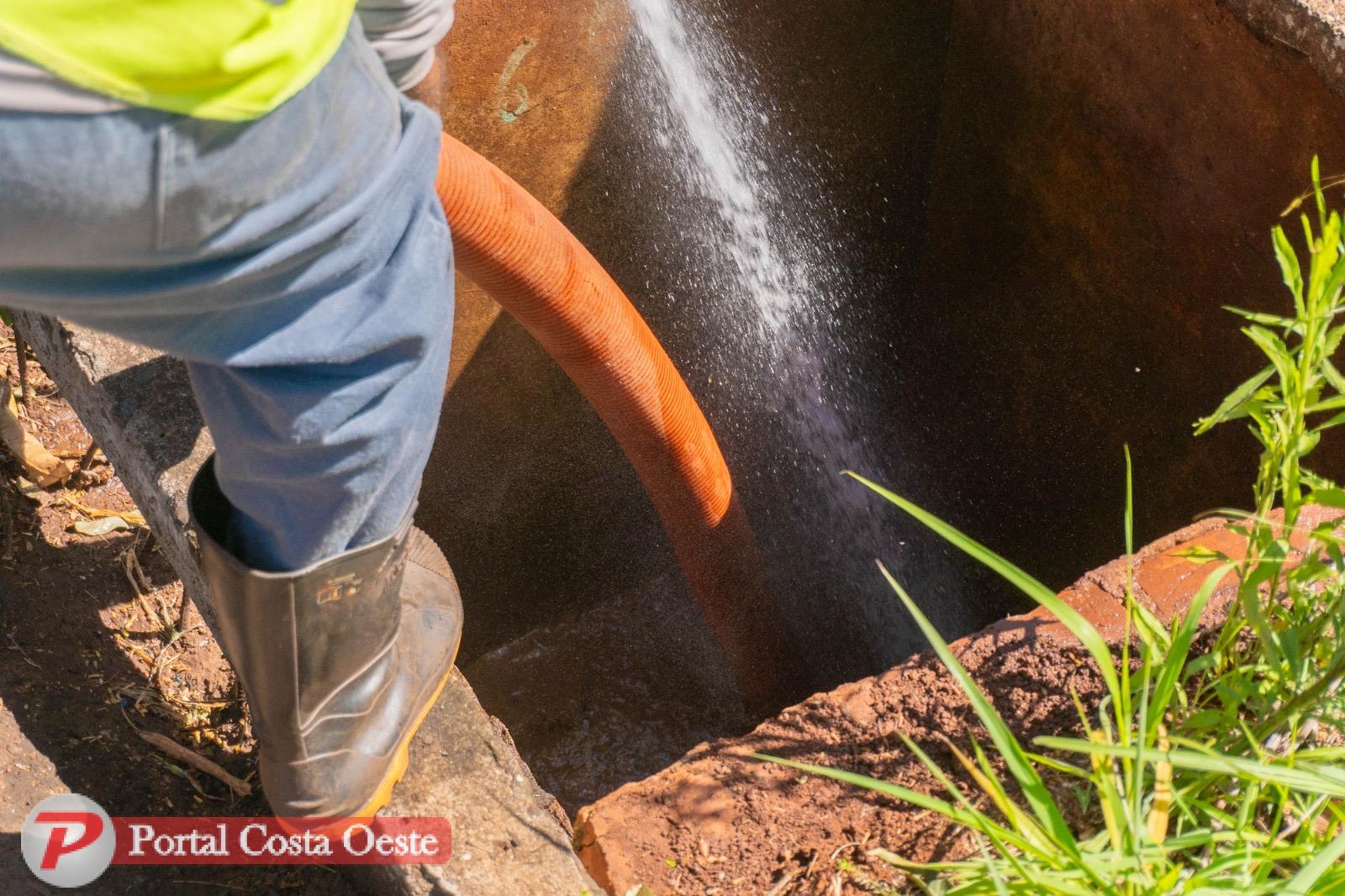 Prefeitura realiza limpeza em bocas de lobo com caminhão de hidrojato — tecnologia usada pela primeira vez no município
