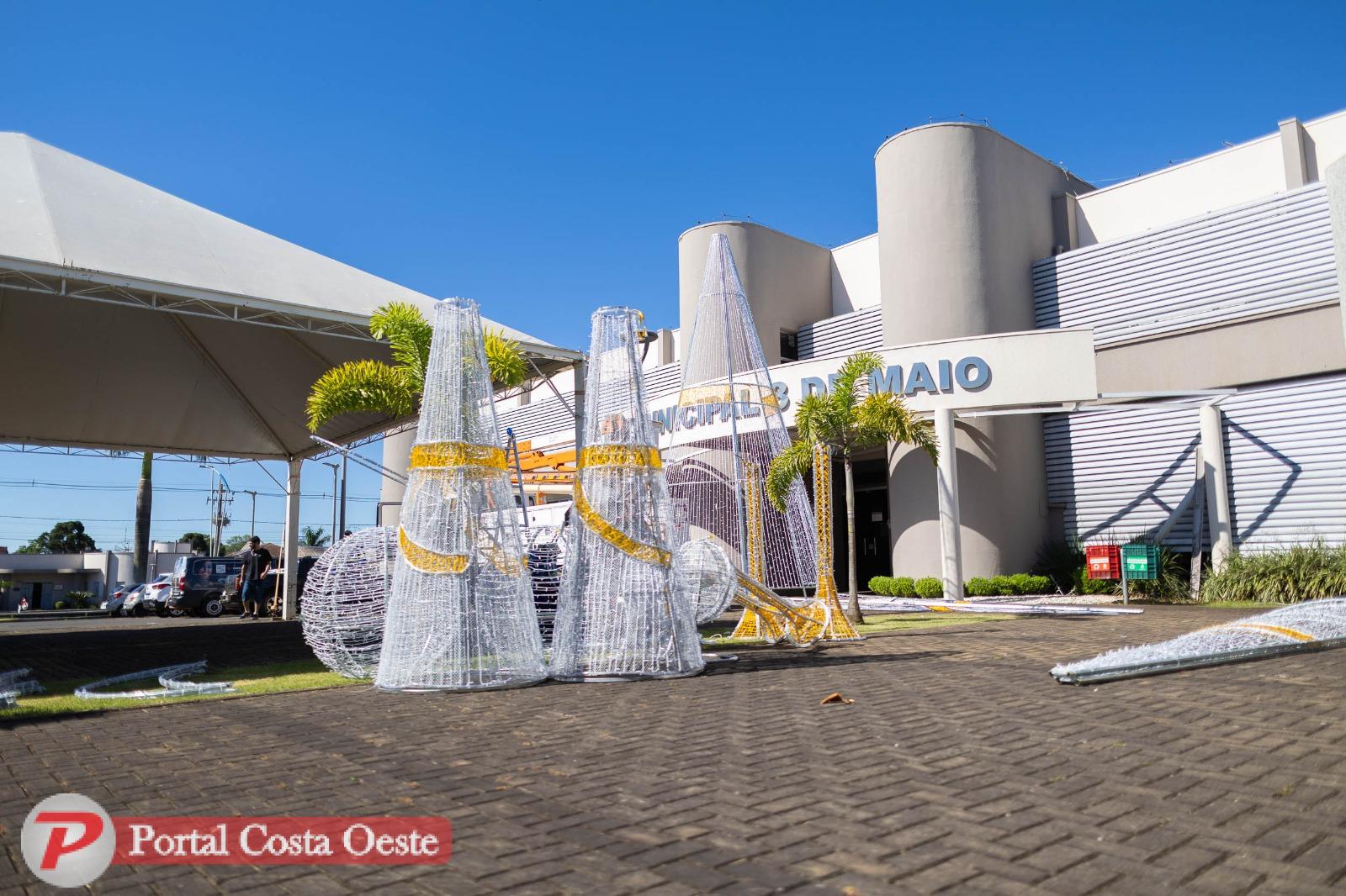 Montagem do Natal Mágico 2025 já começou em Santa Terezinha de Itaipu; abertura oficial será no dia 6 dezembro