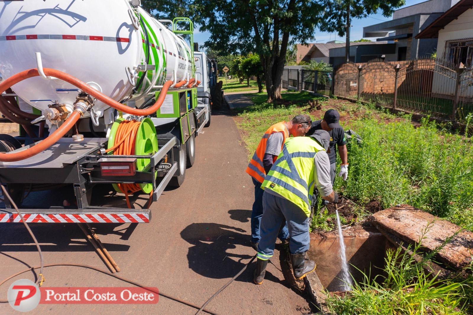 Prefeitura realiza limpeza em bocas de lobo com caminhão de hidrojato — tecnologia usada pela primeira vez no município