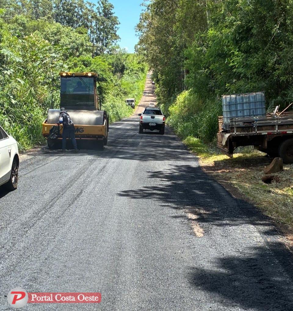 Prefeitura de Santa Terezinha de Itaipu realiza operação tapa-buraco no Barro Branco