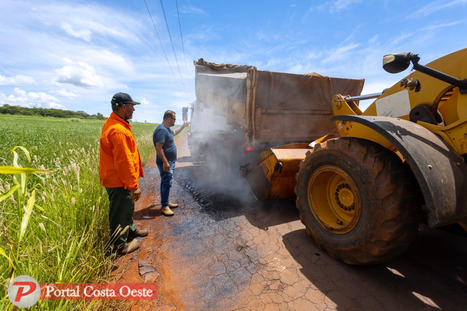 Prefeitura de Santa Terezinha de Itaipu realiza operação tapa-buraco no Barro Branco
