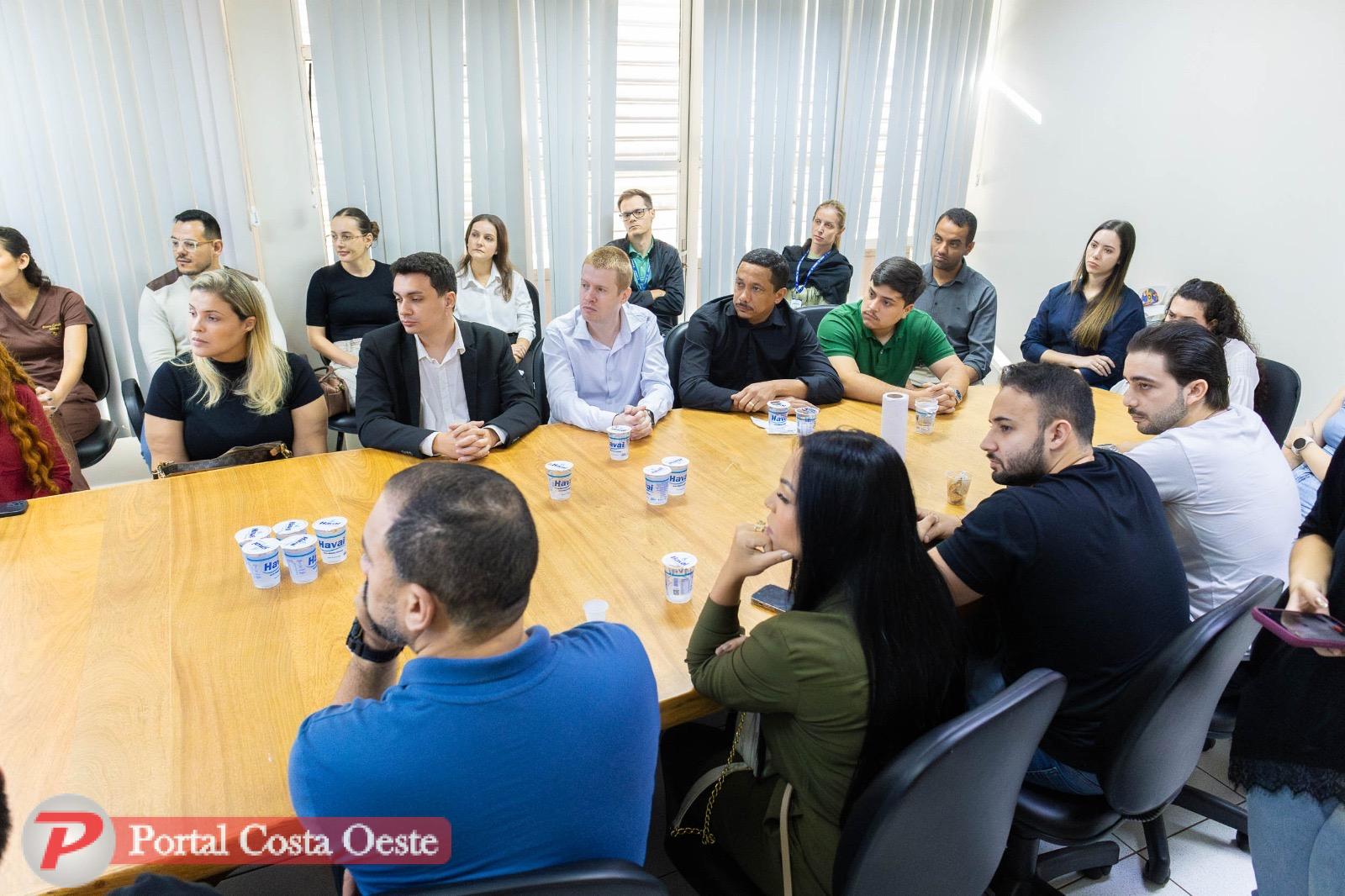 Prefeito de Santa Terezinha de Itaipu  recebe médicos credenciados para atuação na rede municipal