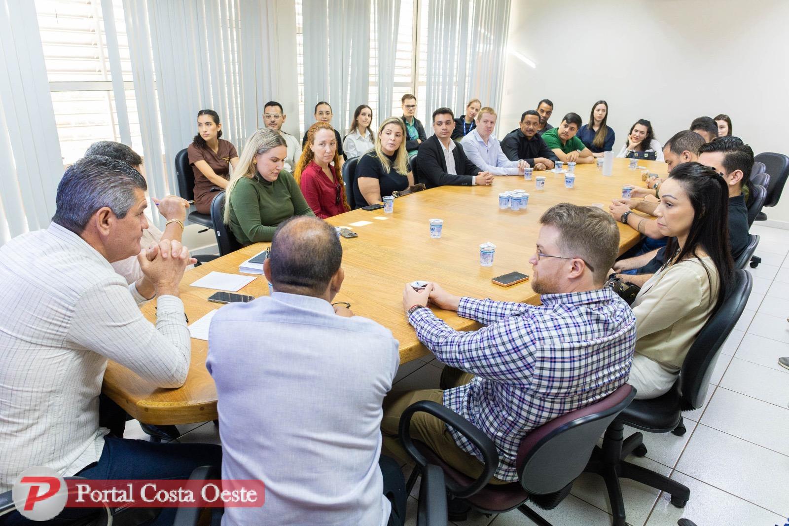 Prefeito de Santa Terezinha de Itaipu  recebe médicos credenciados para atuação na rede municipal