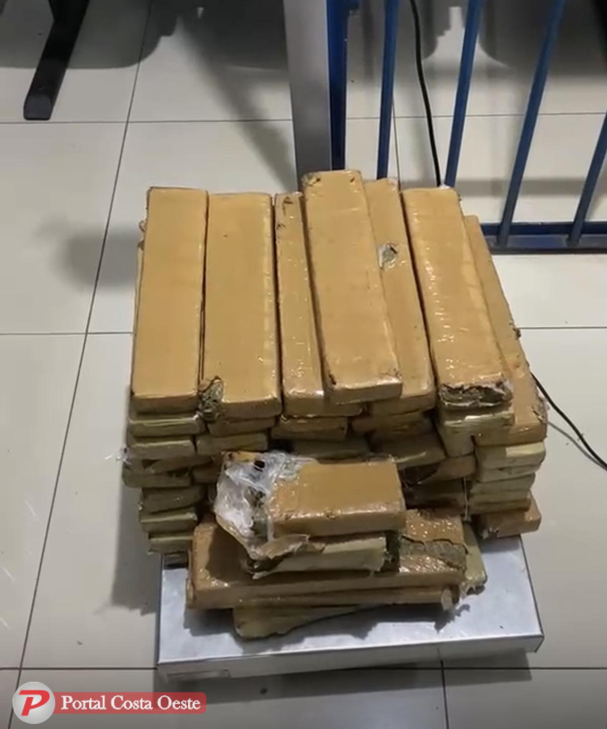 Perseguição na BR-277 termina com capotamento e apreensão de 45 kg de maconha em Medianeira