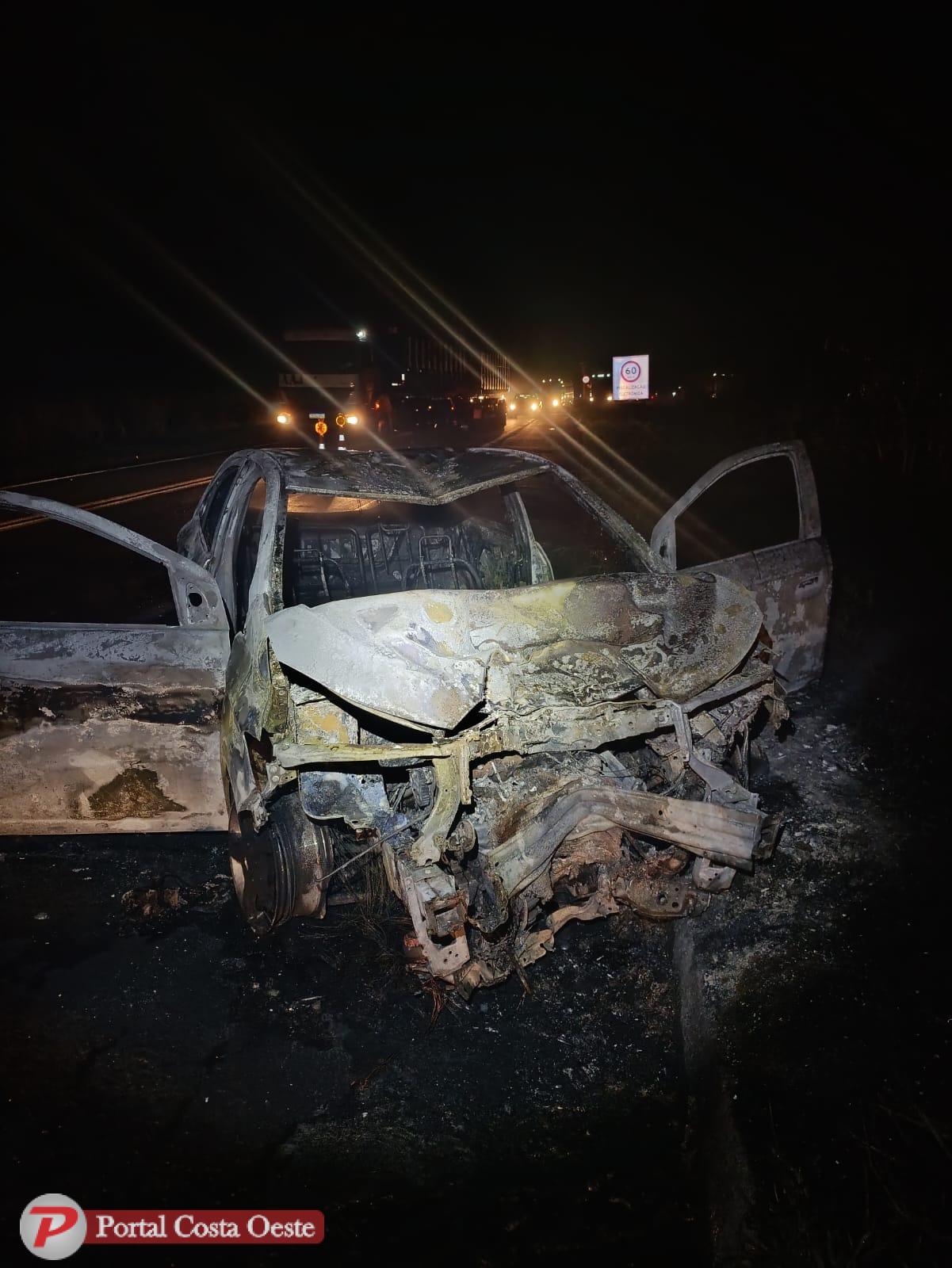 Motociclista morre após ser atingido por carro; veículo pega fogo após acidente