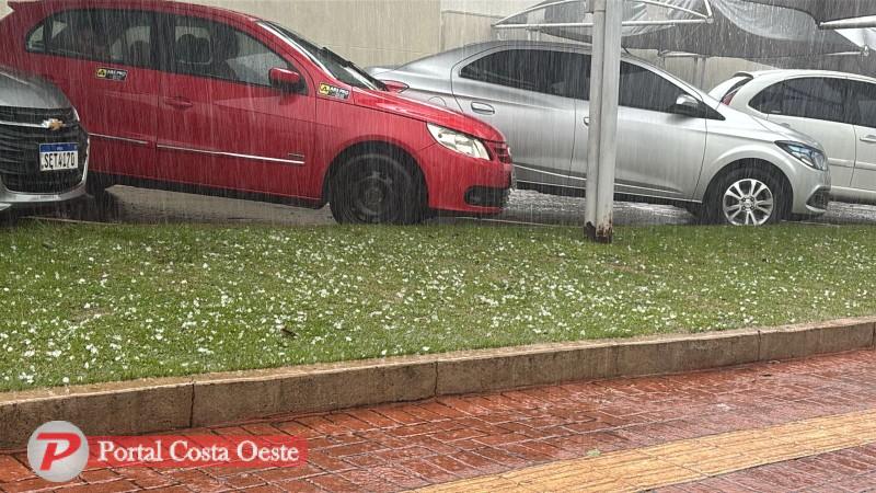 Tempestade de granizo atinge São Miguel do Iguaçu na tarde desta terça-feira