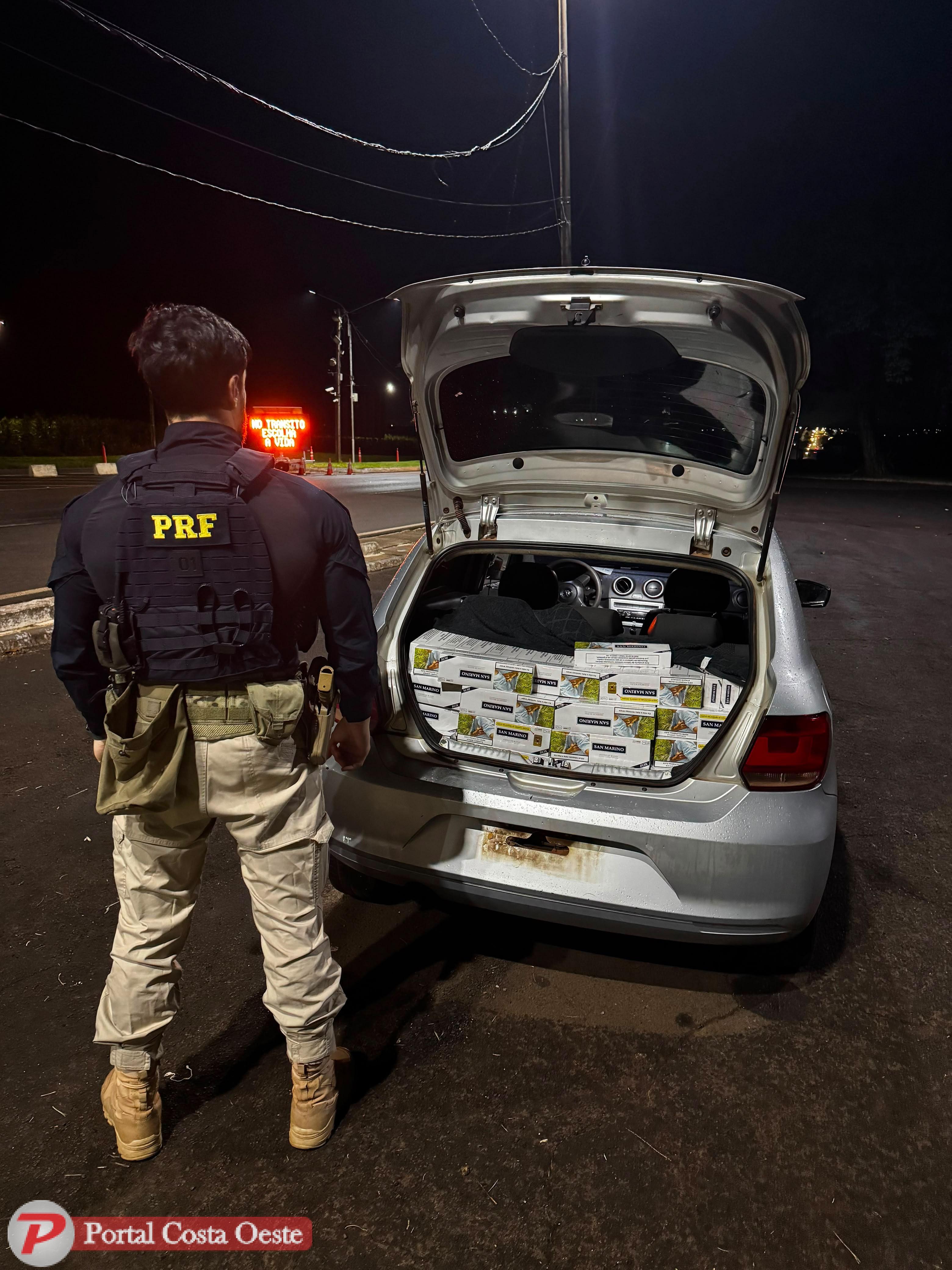 PRF apreende 123 quilos de maconha e cerca de 3 mil maços de cigarros em menos de 10 minutos na BR-277, em Santa Terezinha de Itaipu