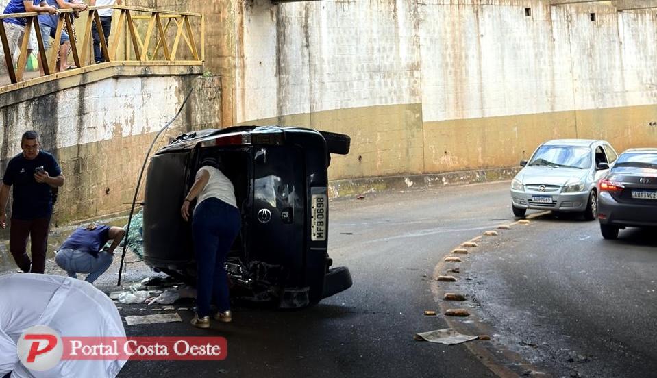 Carro sai da BR-277 e para dentro de túnel de acesso à Igreja Matriz em São Miguel do Iguaçu