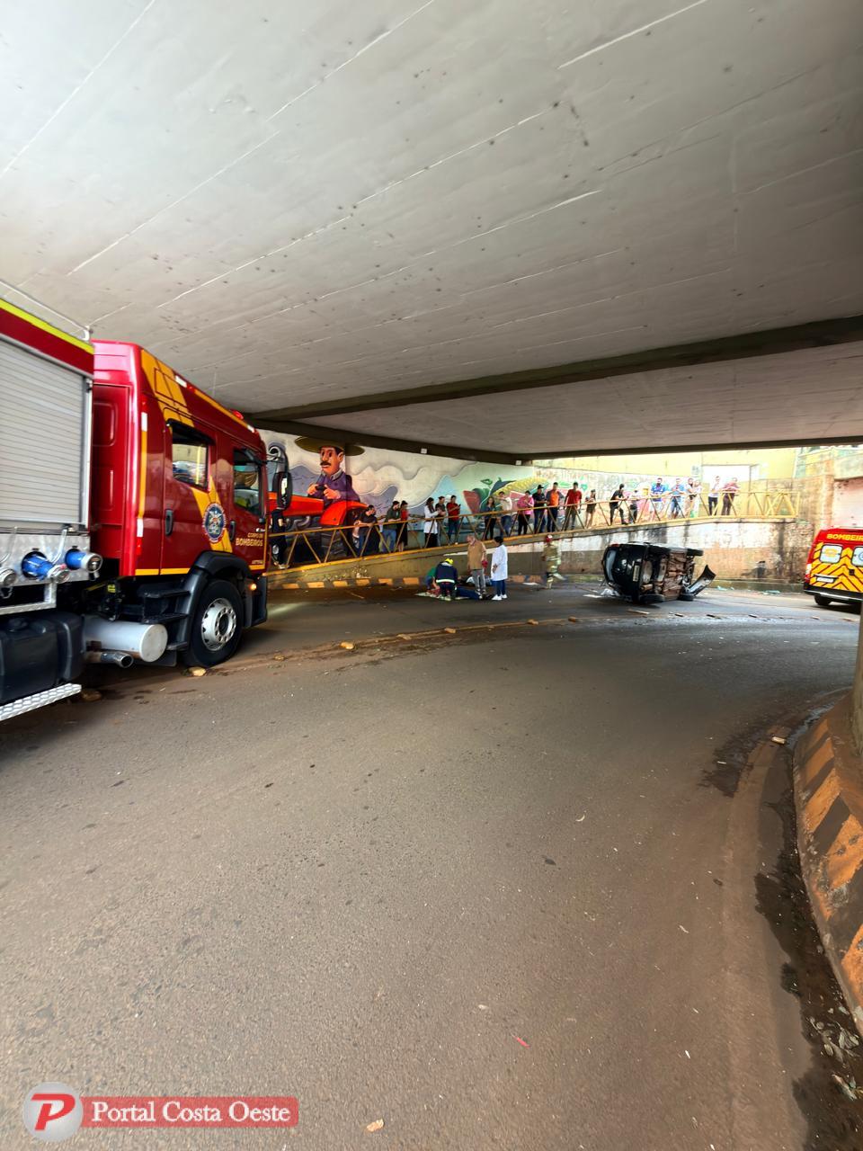 Carro sai da BR-277 e para dentro de túnel de acesso à Igreja Matriz em São Miguel do Iguaçu