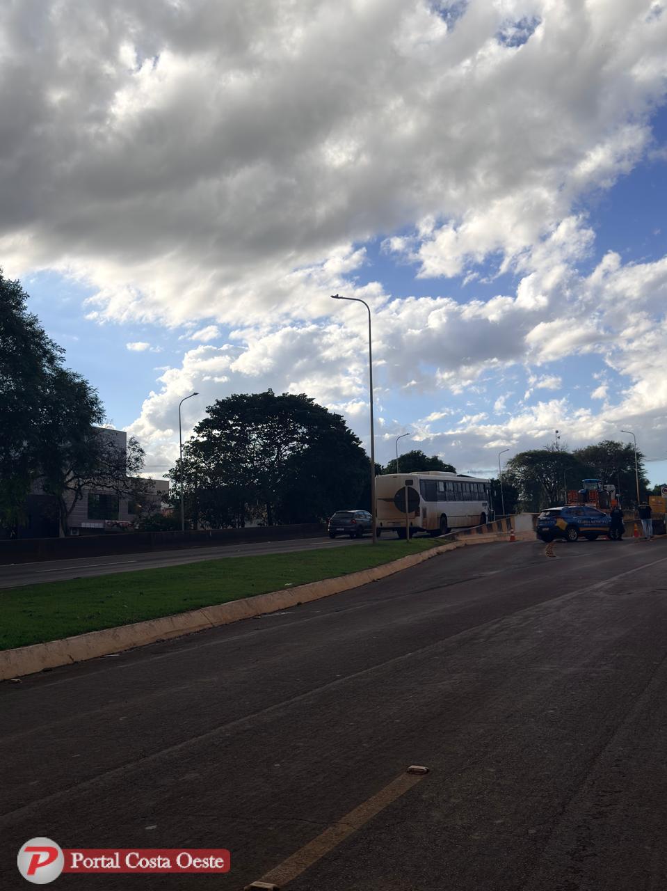 Carro sai da BR-277 e para dentro de túnel de acesso à Igreja Matriz em São Miguel do Iguaçu