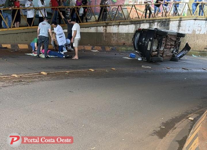 Carro sai da BR-277 e para dentro de túnel de acesso à Igreja Matriz em São Miguel do Iguaçu